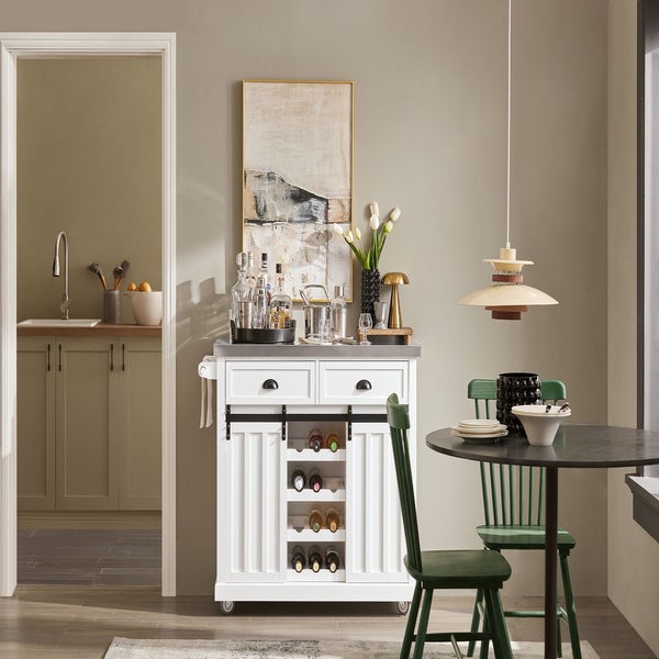 Esszimmer mit Servierwagen, Esstisch und Stühlen