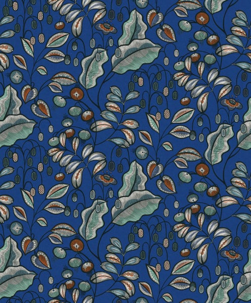 Geschmückter Weihnachtsbaum im Raum mit Christbaumständer