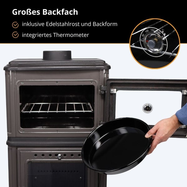Kaminofen mit offenem Backfach, Edelstahlrost, Backform und Detailansicht des integrierten Thermometers.
