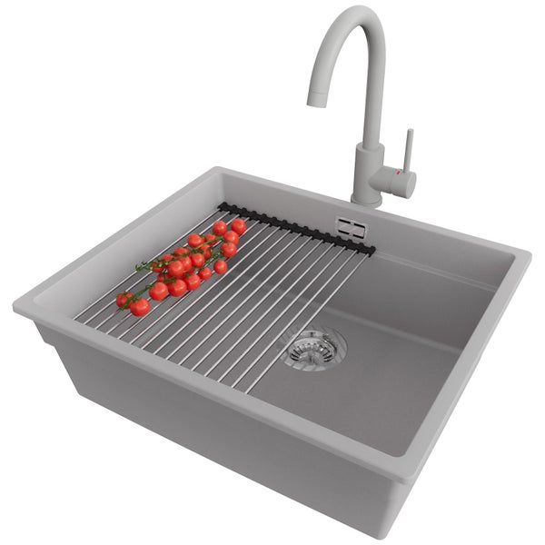 Spüle mit Abtropfgitter, Armatur und Tomaten