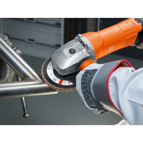 Eine Person benutzt einen Winkelschleifer zum Schleifen eines Metallrahmens. Fein Logo.