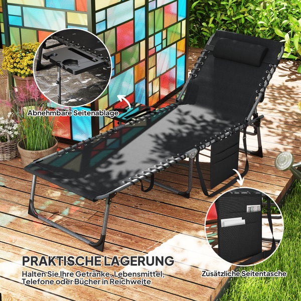 Gartenliege mit abnehmbarer Seitenablage und Seitentasche auf einer Holzterrasse mit Sichtschutz, funktionale und organisierte Gestaltung.