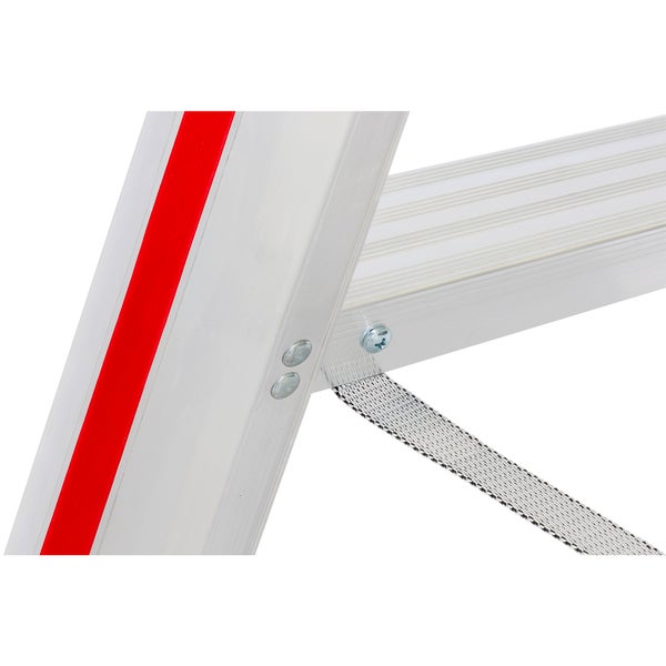 Detailansicht einer Aluminiumleiter mit rotem Streifen und Sicherungsband