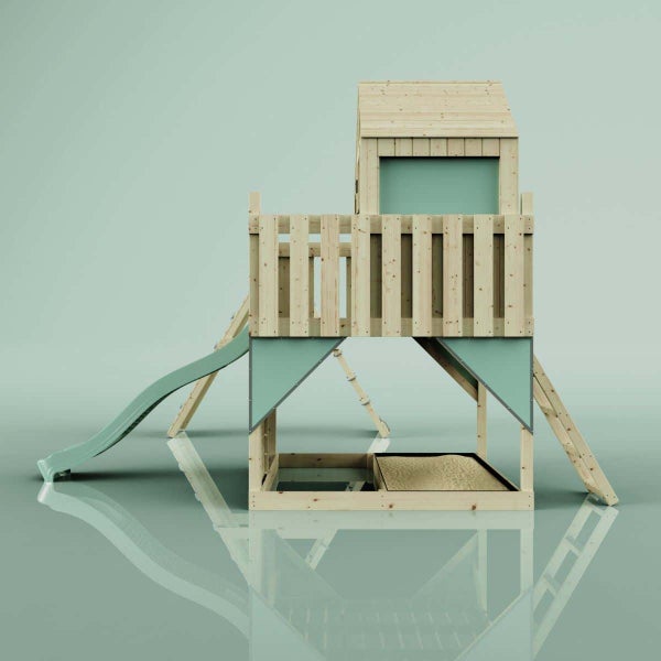Spielturm aus Holz mit Rutsche, integriertem Sandkasten, Kletterleiter und Spielhaus-Aufsatz.