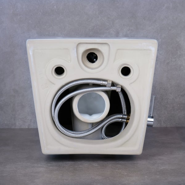 Rückansicht einer Toilette aus Keramik mit Anschlüssen und flexiblen Metallschläuchen für die Montage.