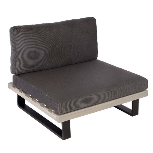 Lounge-Sessel Modul für den Außenbereich mit Holzlatten, schwarzem Metallgestell sowie dunkelgrauen Sitz- und Rückenkissen.
