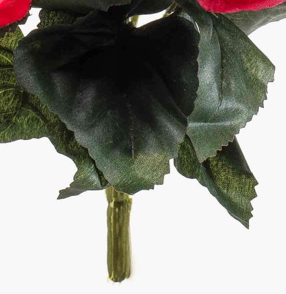 Künstliche Rose mit creme-rosafarbenen Blütenblättern und grünem Stiel mit Blättern.