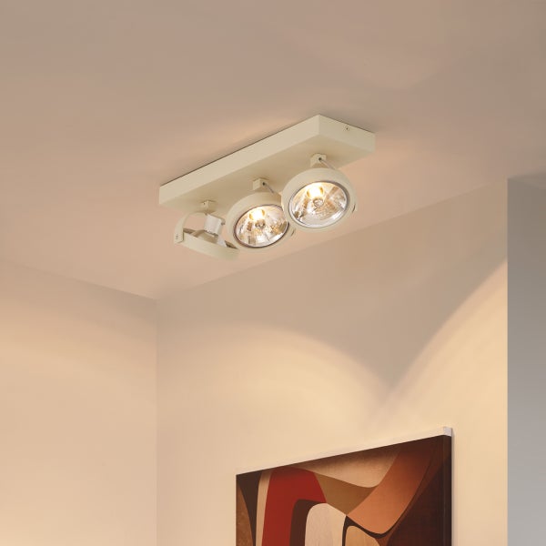 Deckenleuchte mit drei Strahlern im Innenraum