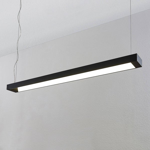Moderne LED-Pendelleuchte in linearer Form, schwarz, minimalistisches Design für Innenräume.