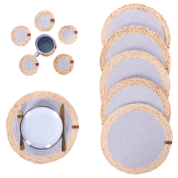 Set aus runden Platzsets und Untersetzern aus geflochtenem Material, passend für den Esstisch.