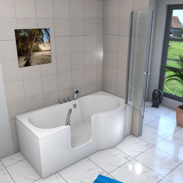 Moderne weiße Sitzbadewanne mit niedriger Einstiegstür und gläserner Duschabtrennung in einem hellen, gefliesten Badezimmer.