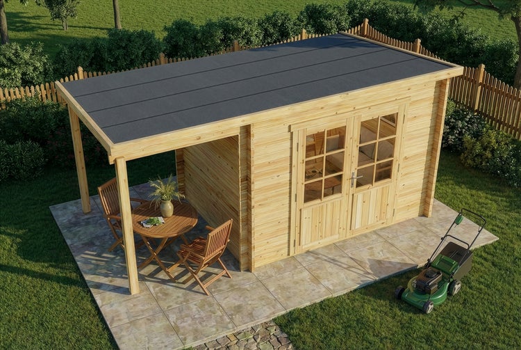 Modernes Gartenhaus aus Holz mit Flachdach, Doppeltür mit Fenstersprossen und integriertem Vordach auf einer Terrasse im Garten.