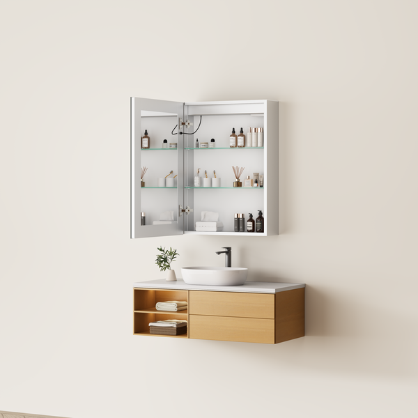 Wandhängendes Badezimmermöbel mit Aufsatzwaschbecken und Spiegelschrank mit offener Tür, gefüllt mit Pflegeprodukten vor einer schlichten Wand.