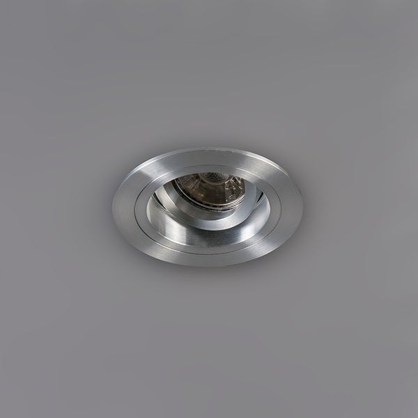 Schwenkbarer Einbaustrahler aus gebürstetem Metall.