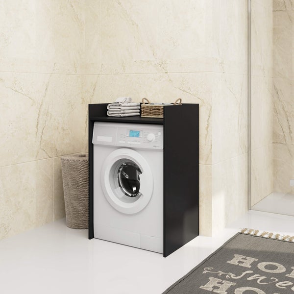 Waschmaschine im Badezimmer mit Ablagefläche, Wäschekorb und Badteppich