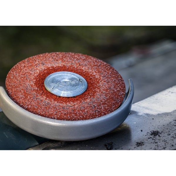 Einhandwinkelschleifer beim Bearbeiten von Metall mit Funkenflug