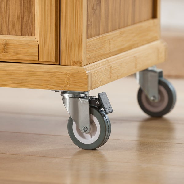 Detailansicht eines Unterschranks aus Bambus mit Rollen