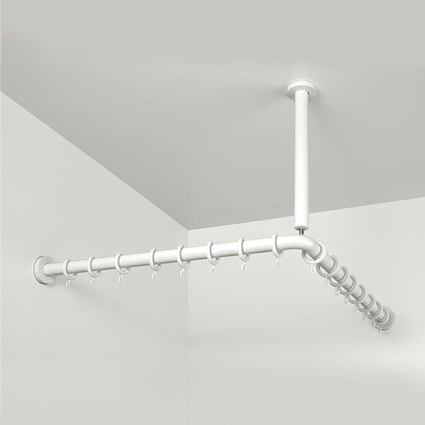 Weiße L-förmige Duschvorhangstange mit Deckenstütze und Vorhangringen.