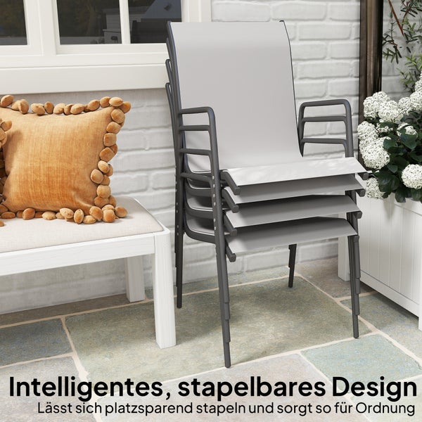 4-teiliges Gartenmöbel-Set aus Metall mit Lattenstruktur auf einer hellen Holzterrasse im Garten, bestehend aus Bank, zwei Stühlen und einem Tisch.