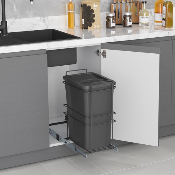 Ausziehbarer Einbaumülleimer in einem Küchenunterschrank mit Metall-Auszugssystem unter einer Spüle.