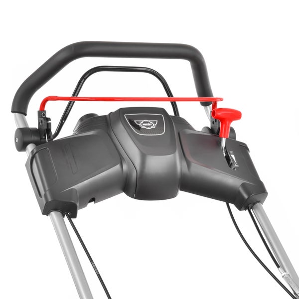 Detailansicht des Bedienelements eines Rasenmähers.