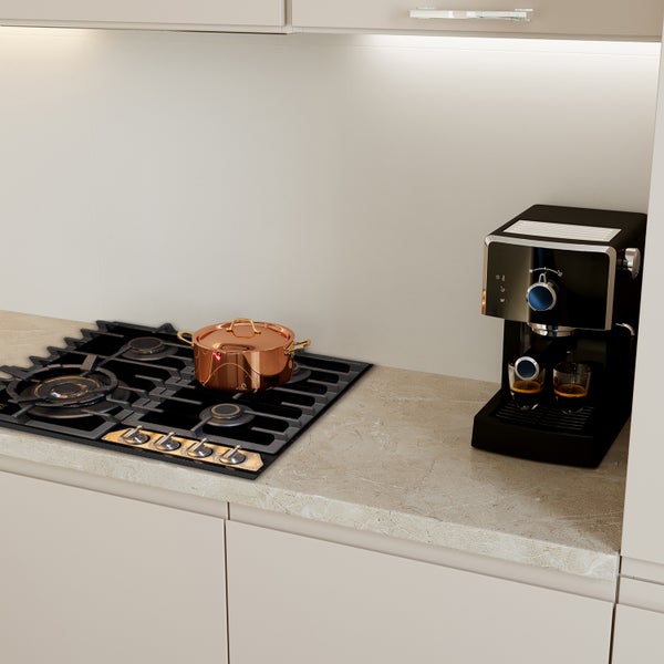 Moderne Küchenarbeitsplatte mit Gaskochfeld, kupferfarbenem Topf und Espressomaschine in einer hellen, minimalistisch eingerichteten Küche.