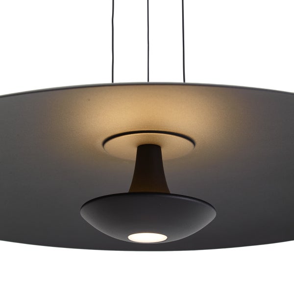 Moderne LED Pendelleuchte mit flachem, rundem Schirm und integriertem Leuchtelement an einer Deckenaufhängung.