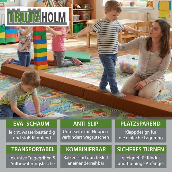 Trutzholm Logo. Klappbarer Schwebebalken aus Schaumstoff für Kinder in einem Spielzimmer mit balancierendem Kind. Merkmale: rutschfest und klappbar.