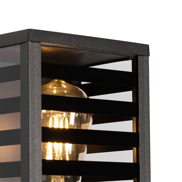 Schwarze Außenwandleuchte aus Metall mit waagerechten Lamellen und sichtbarem LED-Filament-Leuchtmittel hinter Glas.