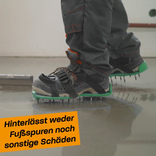 Nagelsohlen für Ausgleichsmasse und Estrich im Einsatz auf nassem Boden ohne Fußspuren zu hinterlassen.
