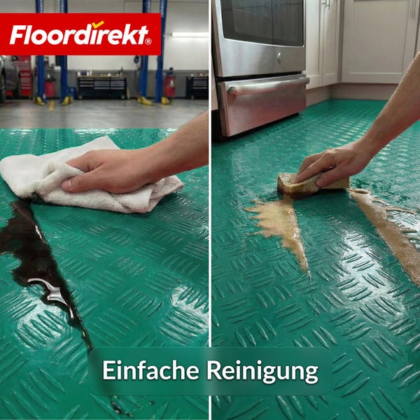 Demonstration der einfachen Reinigung eines grünen Bodenbelags mit Riffelblechstruktur, wobei auf der linken Seite ein Tuch und auf der rechten Seite ein Schwamm verwendet wird