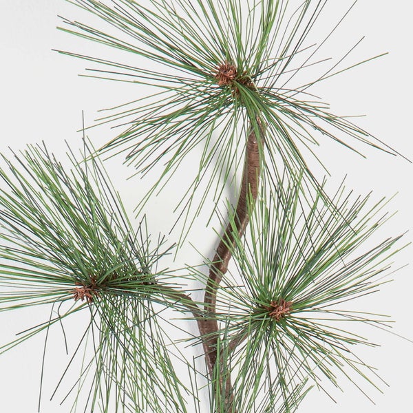 Künstlicher Kiefernzweig mit langen grünen Nadeln und braunem Stiel für die Weihnachtsdekoration.