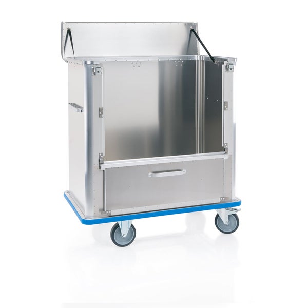 Gartenansicht mit Steinhaus und blühendem Baum