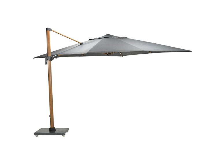 Ampelschirm mit grauem Bezug, Gestell in Holzoptik und fahrbarem Schirmständer.