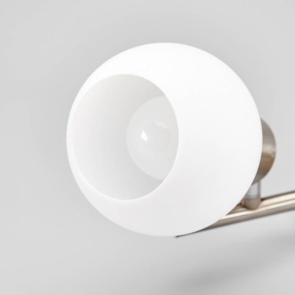 Ein Bediener bohrt mit einem Bohrhammer von Bosch ein Loch in eine Oberfläche.