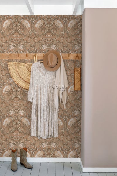 Dekoratives Zimmer mit Tapete mit Blumenmuster, Holzgarderobe, Kleid, Hut, Pullover, Tasche und Stiefeln