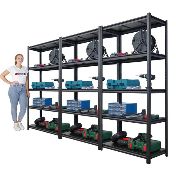 Schwarzes Metallregal mit Werkzeugkisten, Kabeltrommeln und Akkuschraubern und einer Frau.