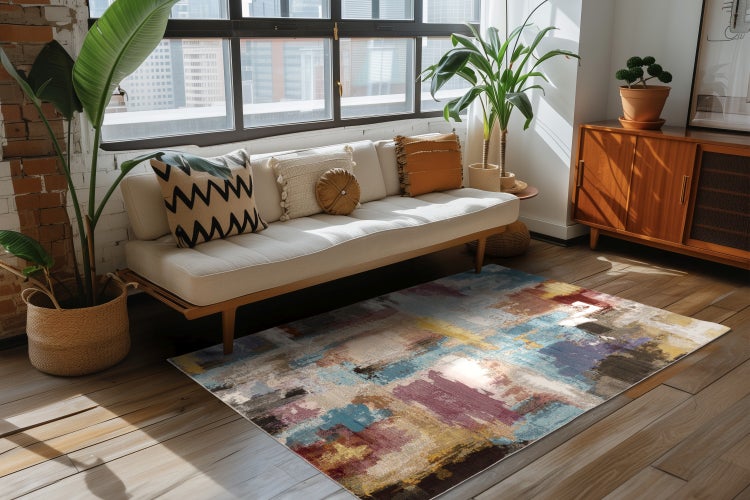 Wohnzimmer mit modernem Sofa und einem abstrakten Teppich mit buntem Muster auf einem Holzboden vor einer großen Fensterfront mit Stadtblick.