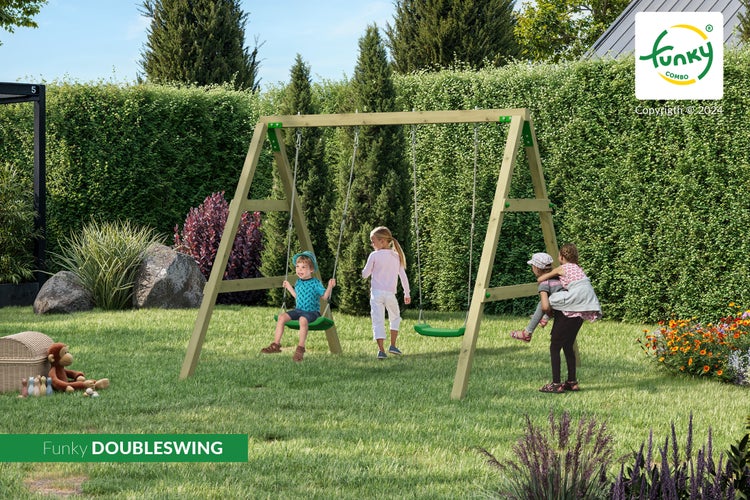 Funky Combo Doppelschaukel aus Holz in einem hellen Garten mit Rasen und Hecken sowie spielenden Kindern.