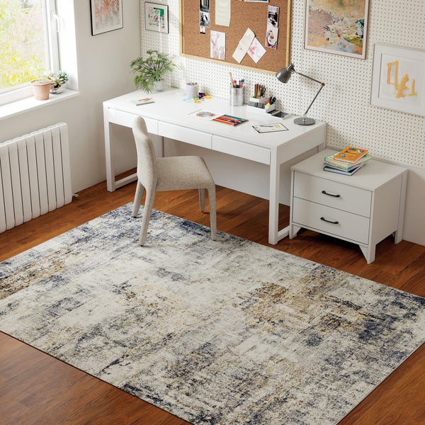 Großer, rechteckiger Teppich mit abstraktem Muster in einem hellen Arbeitszimmer mit weißem Schreibtisch, Stuhl und Holzfußboden.