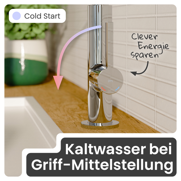 Nahaufnahme einer Chrom-Küchenarmatur mit Kaltwasserfunktion in Mittelstellung für clevere Energieeinsparung
