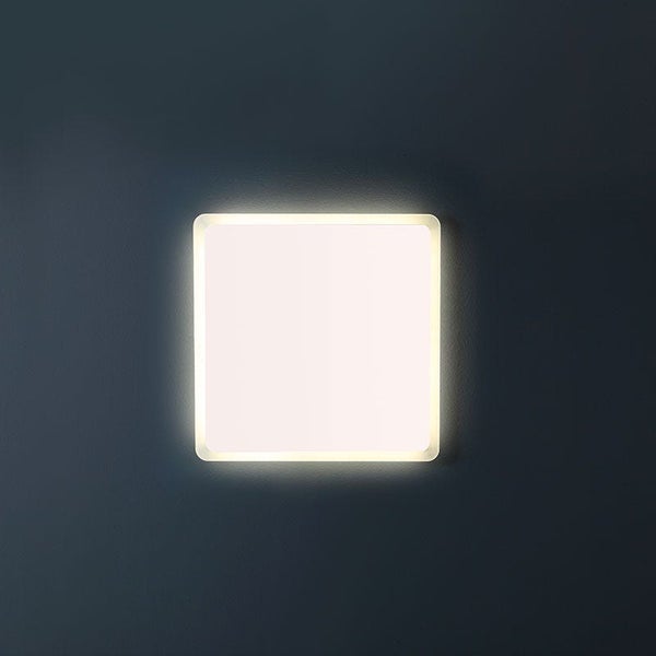 Quadratische LED-Wandleuchte mit abgerundeten Ecken und warmweißem Licht.