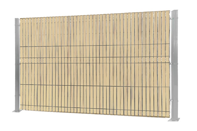 Gartenzaun mit Bambusverkleidung und Metallpfosten