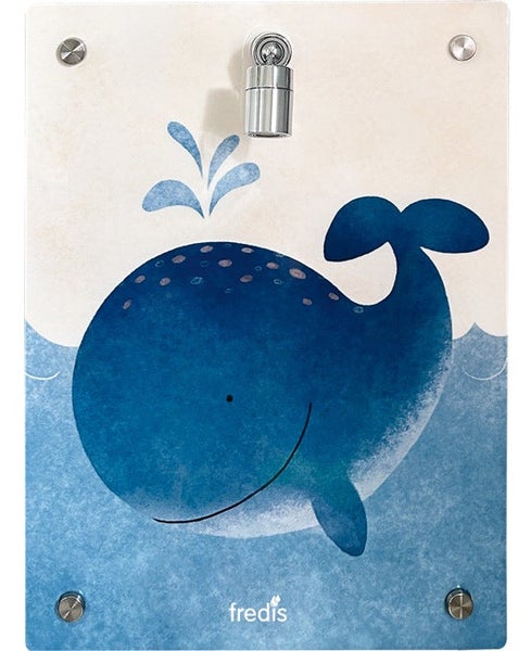 Eltern und Kind nutzen gleichzeitig die Dusche: Kinderdusche mit Walmotiv und Elterndusche.