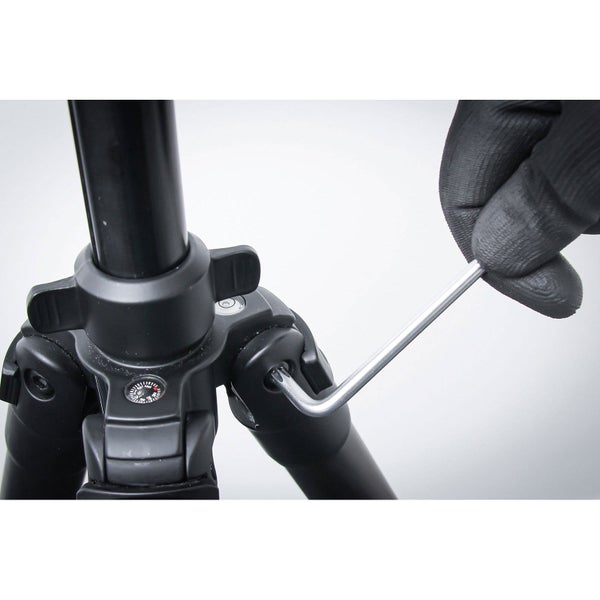 Hand justiert das Gelenk eines Stativs mit einem Innensechskantschlüssel.