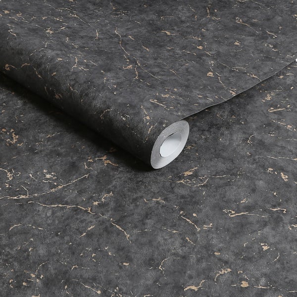 Gartenszene mit einer Couch, diversen Kissen und einer Dekovase