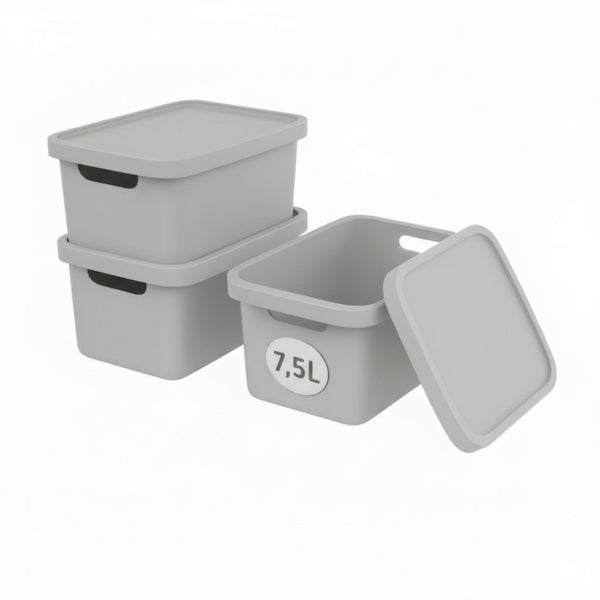 Drei graue Aufbewahrungsboxen aus Kunststoff, eine mit Deckel, Füllmenge 7,5 Liter