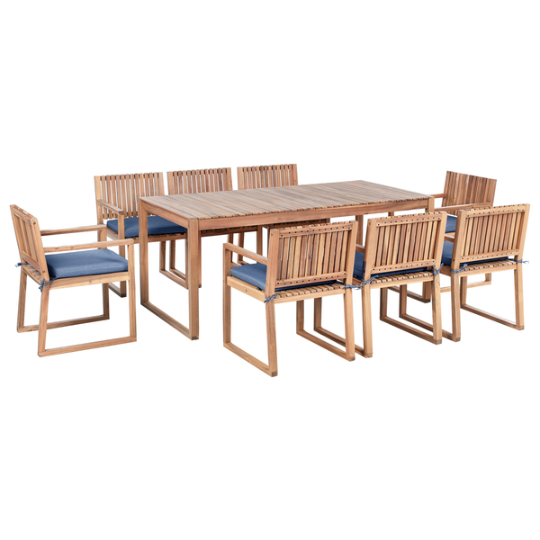 Gartenmöbel-Set bestehend aus einem rechteckigen Holztisch und acht Holzstühlen mit blauen Sitzkissen.