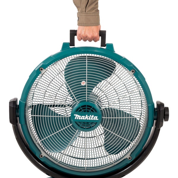 Makita Ventilator mit Tragegriff in der Hand
