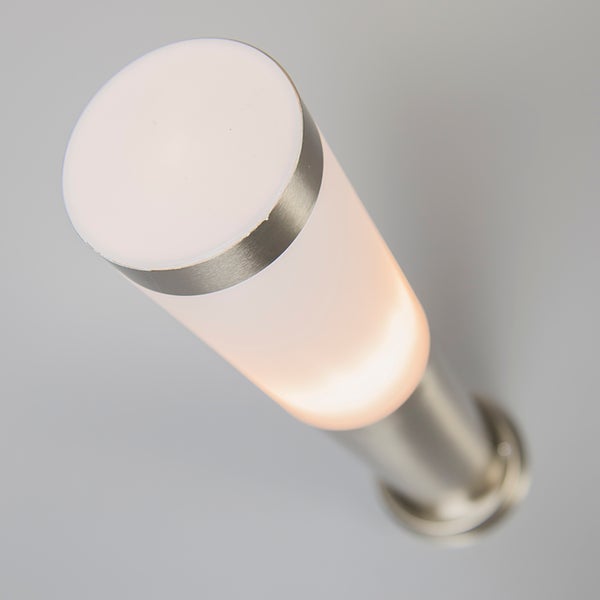 Zylindrische Außenleuchte aus Edelstahl mit weißem Diffusor.